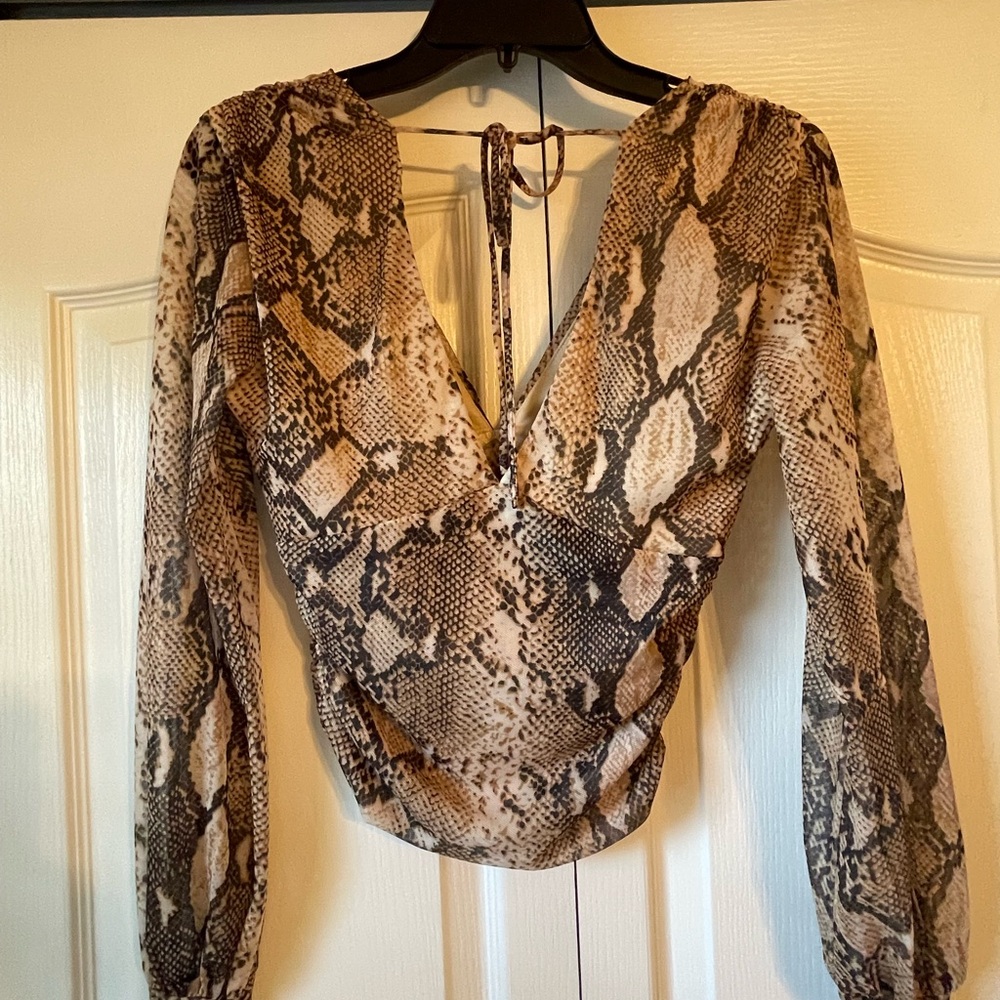 Windsor multicolored v-neck puff sleeve long sleeve crop blouse - Picture 2 of 6